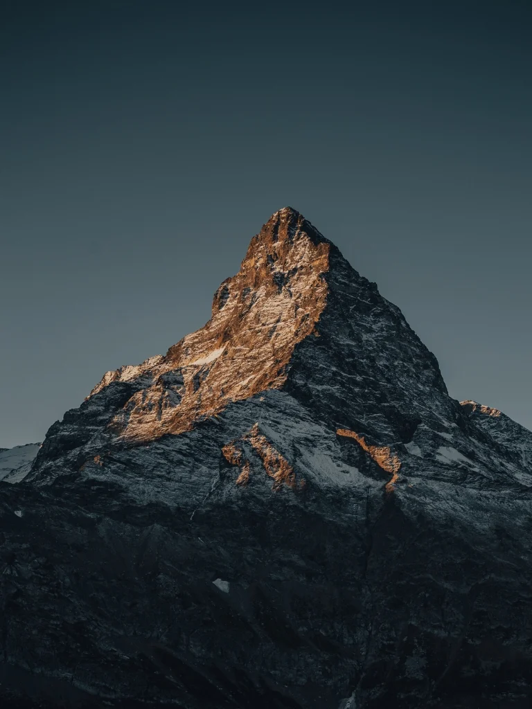 晨光照亮的山峰